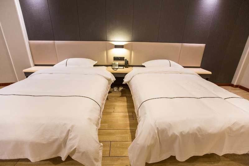 Thank Inn Plus Hotel Hebei Tangshan Road South District Train Station Екстер'єр фото